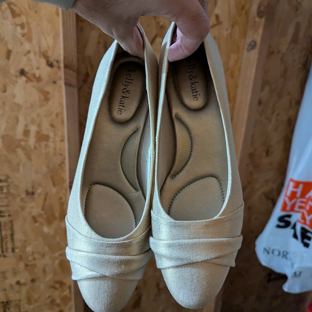 Kelly & Katie gold wedges size 10